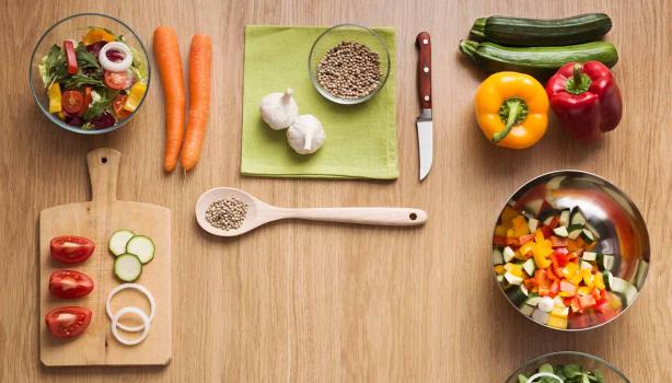 Mesa con alimentos orgánicos listos para ser cocinados