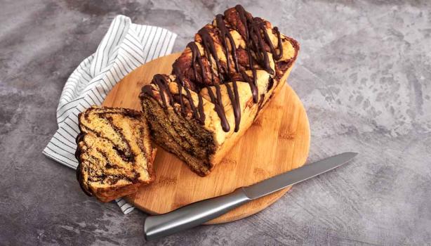 Babka de chocolate entero y rebanada