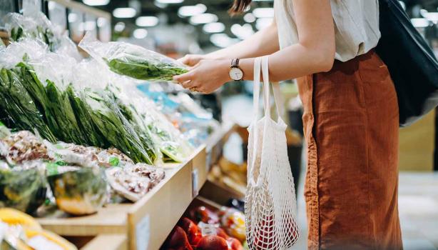 Mujer seleccionando víveres en el mercado