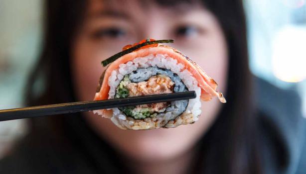 Comida asiática, rollo de sushi