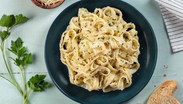 Plato de fetuccini con salsa Alfredo