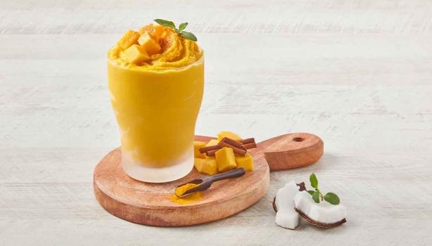 Leche dorada con endulzante de coco y fruta, una bebida tradicional de la India