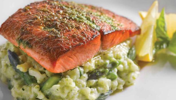 Qué hacer de comer Salmón en finas hierbas y risotto de espinaca