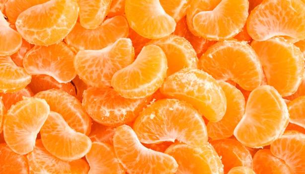 Gajos de mandarina juntos para cocinar