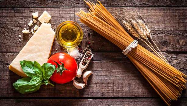 Queso parmesano con tomate, albahaca y pasta, ingredientes italianos