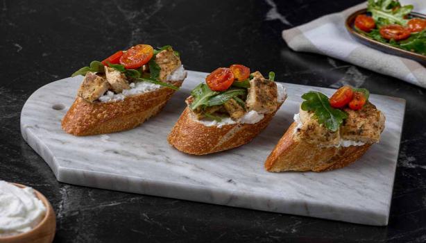 Tapas españolas con tomate, queso crema, albahaca y pollo