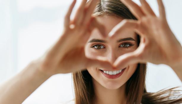Una mujer disfrutando de su bienestar integral