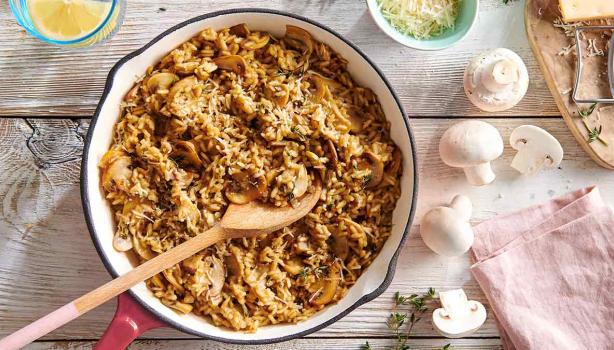 Arroz con champiñones en plano cenital en una vasija blanca, uno de los tipos de arroz.