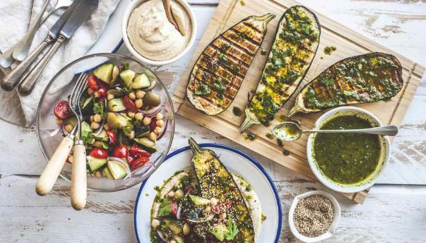 Berenjenas asadas y ensalada, menú para mamás vegetarianas y veganas