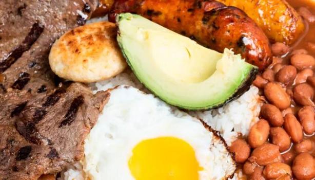bandeja paisa con frijoles, carne y chorizo