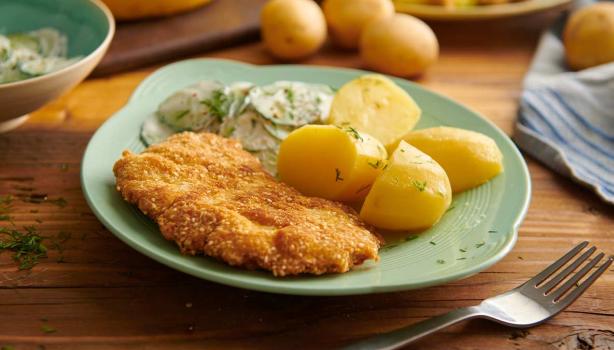 Plato con receta de milanesa empanada con migas de pan
