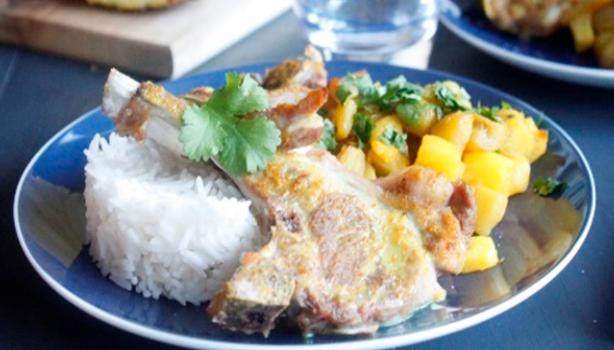 Plato con chutney de mango en trozos 