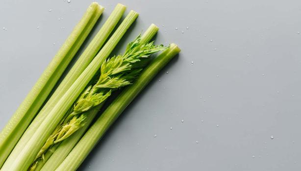 Racimo de apios listos para ser empleados en la cocina