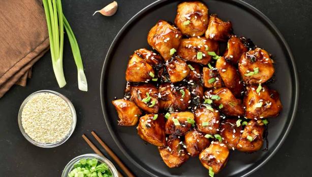 Delicioso plato de pollo japonés visto cenitalmente