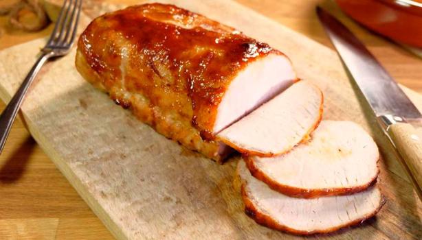 Porchetta rebanada sobre tabla de picar
