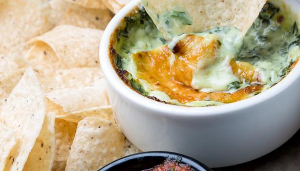 Queso provolone derretido en pequeño bowl
