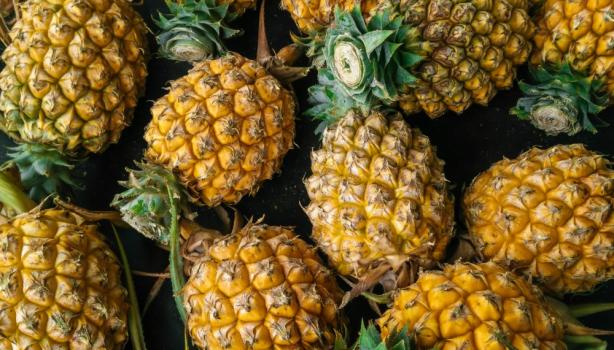 Canastada de piñas, una fruta con muchos beneficios.