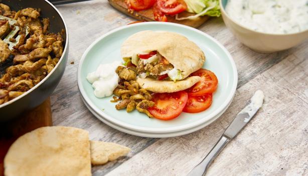 Gyro griego de pollo en pan pita con tomates frescos y salsa tzatziki