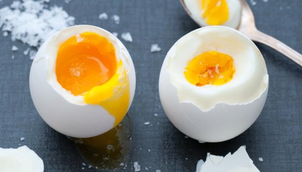 Huevos cocidos utilizados para hacer huevo escocés.