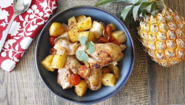Plato de pollo al horno con trozos de piña asada