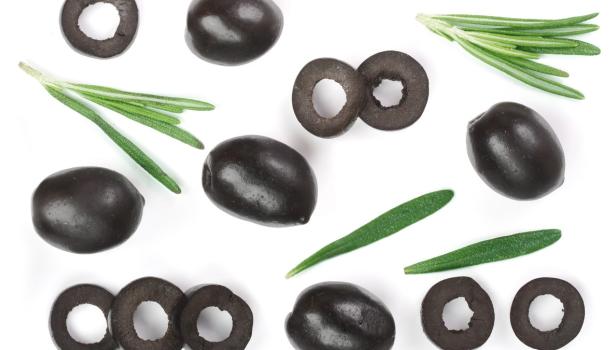Aceitunas frescas cortas a la mitad y enteras para rellenarse.