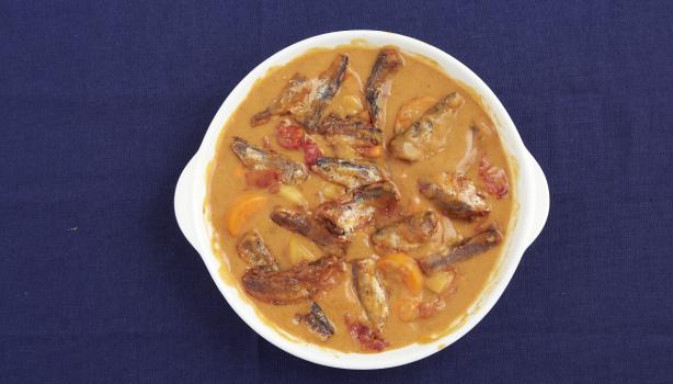 Platillo hondo de anchoas y boquerones en salsa.