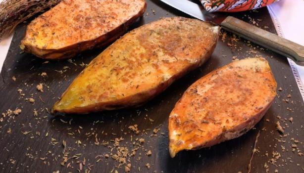 Camote asado Partido por la mitad, con hierbas secas