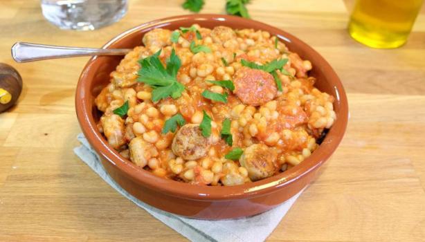 Cassoulet tradicional servido en cazuela de barro con fríjoles y salchicha