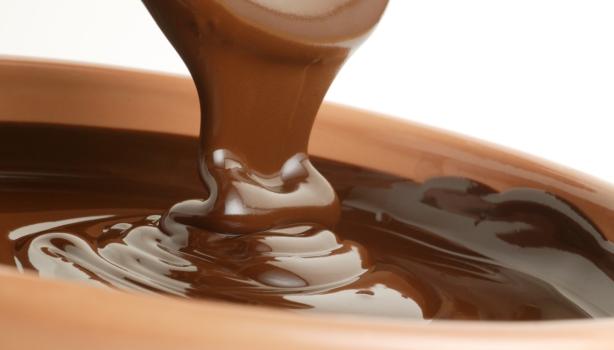 Espesa crema de avellanas vertiéndose en un bowl.