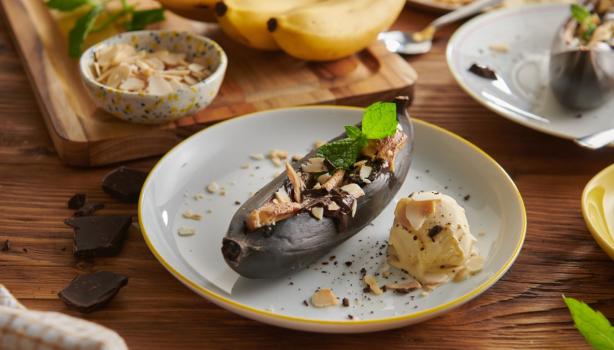 Plátano al horno entero y con cáscara, almendras y acompañado de helado, versión del dulce de plátano
