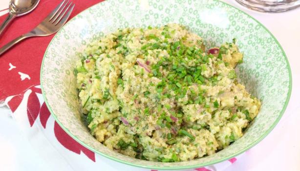 Plato con ensalada fresca con bulgur, cebolla y perejil