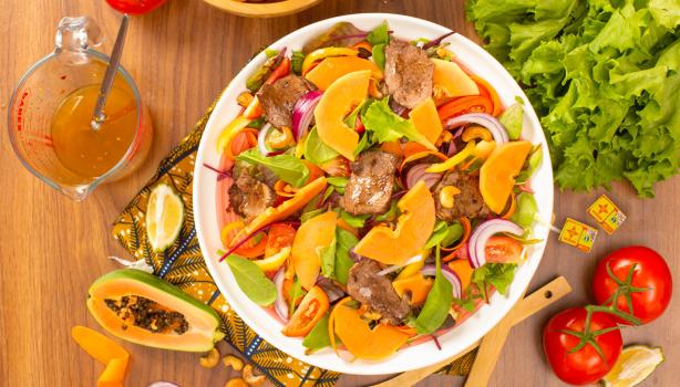 Ensalada de frutas y lechuga con papaya, tomate, cebolla y carne