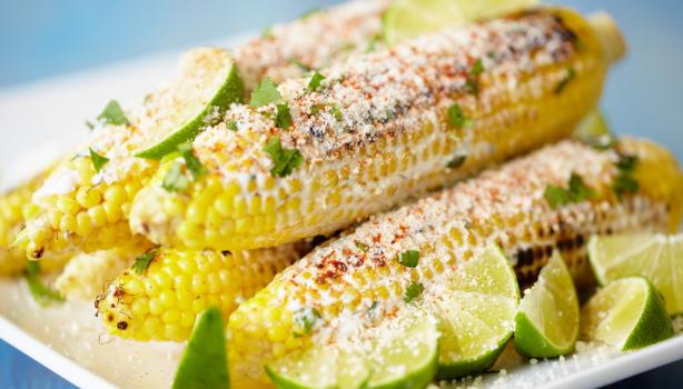 Elotes con mantequilla y limón, sus granos se utilizan para la mazamorra.