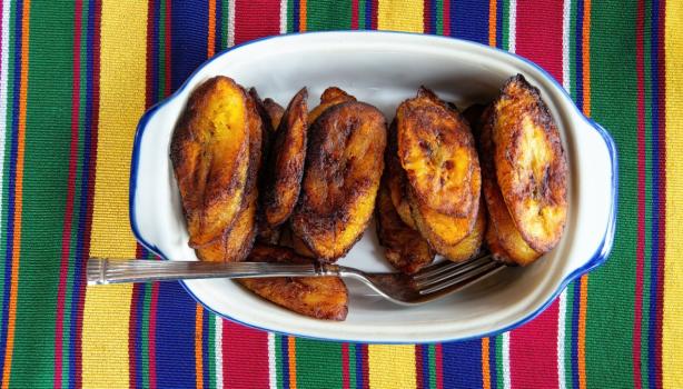 Plátano maduros fritos servidos en un plato