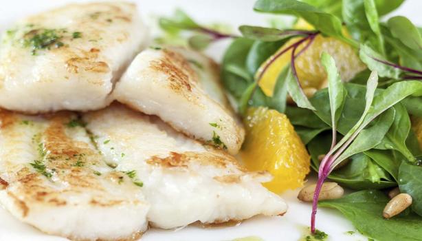 Pescado con ensalada.