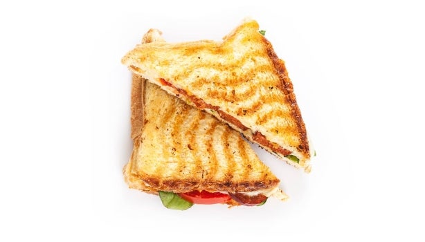 Sándwich partido a la mitad y hecho en sandwichera.