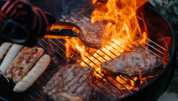 Filetes de carne cocinándose a la parrilla.