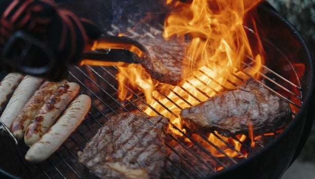 Carnes y chorizos ahumados cocinados a la parrilla a fuego alto.