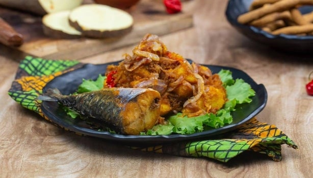 Receta fácil de cocina de pescado sudado con arroz con coco.