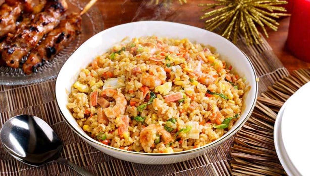 Plato de arroz con camarones y verduras que reúne energéticos, constructores y reguladores.