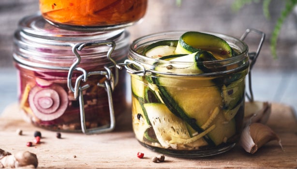 Cebolla, pepino y zanahoria encurtidos caseros en tarros de vidrio