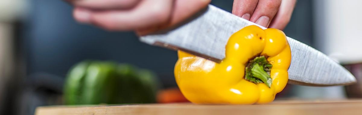 Afilar cuchillos para cortar pimentón