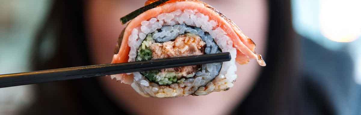 El sushi es una comida japonesa muy popular en el mundo entero