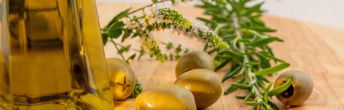 Aceitunas verdes y aceite de oliva 