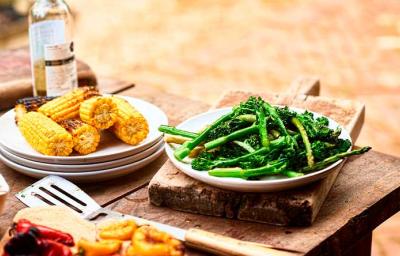 Mazorcas y espárragos en un asado vegetariano Mazorcas y espárragos en un asado vegetariano
