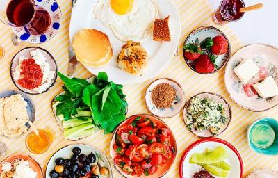 Mesa con diferentes preparaciones de desayuno