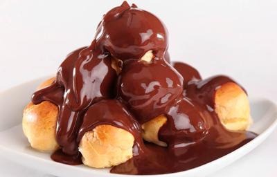 Profiteroles con salsa casera de chocolate