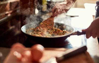 Cocinar en sartén y quitar grasa de la cocina Cocinar en sartén y quitar grasa de la cocina