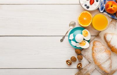 Desayuno continental con fruta, huevo y pan