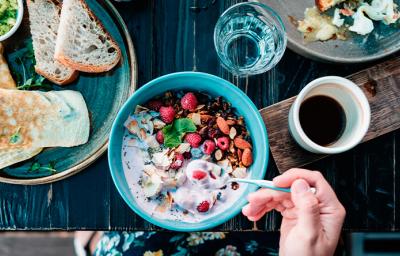 Bowl de frutas, nueces y yogurt, unos de los desayunos fáciles y rápidos
